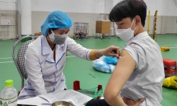 Nam sinh lớp 11 ở Quảng Nam tiêm hai mũi vaccine trong 10 phút