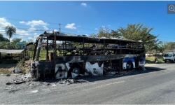 Xe giường nằm bốc cháy dữ dội trên quốc lộ 1, 30 khách may mắn thoát nạn
