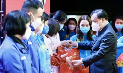 Hà Nội tặng quà, vé xe miễn phí cho công nhân về quê ăn tết Nhâm Dần