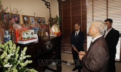 Tổng Bí thư Nguyễn Phú Trọng thắp hương tưởng niệm các đồng chí cố Tổng Bí thư của Đảng