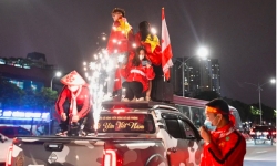 Cổ động viên đổ ra đường ăn mừng chiến thắng của tuyển Việt Nam