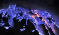 Ngọn núi lửa ở Indonesia phun dung nham màu xanh ma mị, huyền ảo