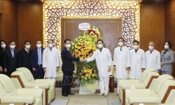Trưởng ban Tuyên giáo Trung ương thăm, tặng quà các y bác sĩ tại Hà Nội nhân Ngày Thầy thuốc Việt Nam