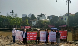 Diễn biến mới vụ lấp hồ bán đất ở Long Biên: Chính quyền quyết tâm, người dân căng băng rôn phản đối!