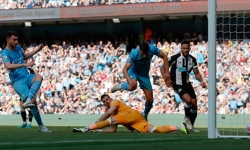 Thắng Newcastle 5-0, Man City chạm một tay vào chức vô địch Ngoại hạng Anh