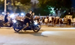 TP. HCM: ‘Rợn người’ cảnh hàng chục thanh thiếu niên chặn đường, đua xe máy