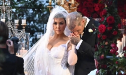Kourtney Kardashian mặc váy ren xuyên thấu khi kết hôn với Travis Barker