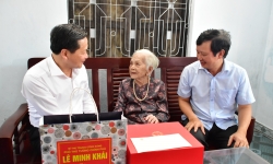 Phó Thủ tướng Lê Minh Khái thăm, tặng quà người có công tại Thừa Thiên Huế