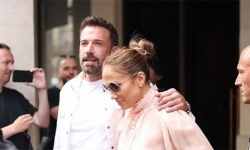 “Người dơi” Ben Affleck tình tứ sánh bước bên Jennifer Lopez