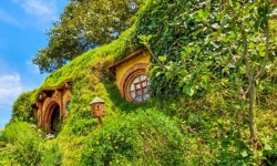 7 ngôi nhà người Hobbit như bước ra từ trong truyện tranh