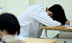 Thí sinh ngủ trong giờ thi bị 0 điểm tiếng Anh: Yêu cầu rút kinh nghiệm!