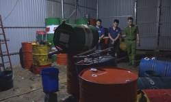 Khởi tố nhóm đối tượng sản xuất dầu nhờn giả quy mô lớn tại Quảng Ninh