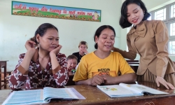 Gia Lai: Cô giáo mầm non mở lớp xóa mù chữ miễn phí cho dân làng