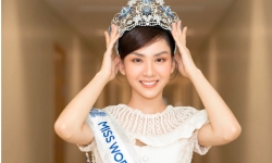 Hoa hậu Mai Phương gây tranh cãi khi bán vương miện
