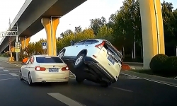 Chuyển làn đột ngột, chiếc BMW bị ô tô leo lên cửa xe