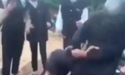 Gia Lai: Xuất hiện đoạn clip ghi lại cảnh 2 nữ sinh đánh nhau, vật lộn bên đường
