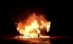 Nghệ An: Xế hộp bốc cháy dữ dội trong đêm, lái xe kịp thoát ra ngoài