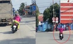 Bình Dương: Một phụ nữ phóng xe máy lạng lách đánh võng, buông 2 tay trên quốc lộ 13