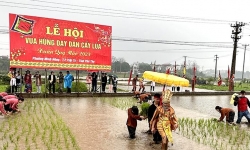 Độc đáo lễ hội Vua Hùng dạy dân cấy lúa ở Phú Thọ