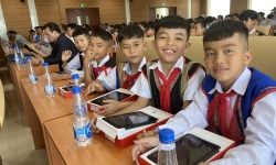 Kon Tum: Trao gần 11.400 chiếc máy tính bảng cho các em học sinh vùng khó