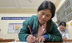 Lớp học đặc biệt của các bà, các mẹ ở vùng núi Kon Tum