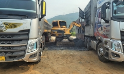 'Nhức nhối' tình trạng xe chở than quá tải tung hoành từ cửa khẩu Quốc tế La Lay về cảng Chân Mây