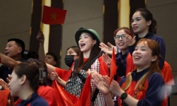 Hình ảnh Hòa Minzy cổ vũ tại SEA Games 32 gây sốt với khán giả quốc tế