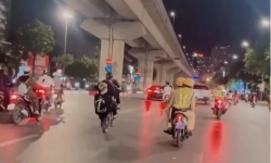 Hai thanh niên bốc đầu xe máy trước mặt CSGT