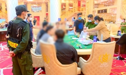 Khởi tố nhóm đối tượng cầm đầu ổ đánh bạc lớn tại 1 khách sạn ở Nha Trang
