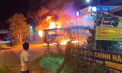 Hà Nội: Xe buýt bốc cháy dữ dội khi vào đổ xăng