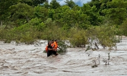 Gia Lai: Đã cứu được 2 em nhỏ mắc kẹt giữa dòng nước lũ