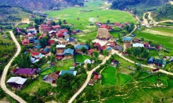 Đến thăm Vi Rơ Ngheo – ngôi làng cổ được bao quanh bởi 4 ngọn núi ở Kon Tum