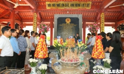 Đoàn đại biểu Hội Nhà báo Việt Nam dâng hương tại Khu Di tích lịch sử Quốc gia Truông Bồn