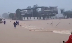 Người dân nhảy xuống dòng nước cuốn cứu người ở Hà Tĩnh
