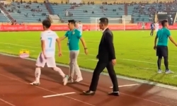Hồng Duy xin lỗi vì không bắt tay huấn luyện viên CLB Nam Định