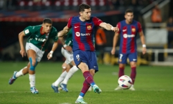 Robert Lewandowski tỏa sáng, Barca đánh bại Alaves 2-1