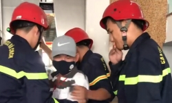 Giải cứu 9 người mắc kẹt trong thang máy một phòng khám ở Thủ Đức