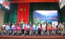 Chi hội báo chí Trung ương tại Thanh Hóa trao quà cho học sinh huyện miền núi