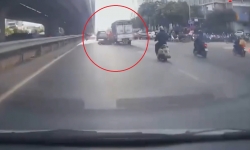 Hà Nội: Tài xế xe tải chèn ngã 2 người đi xe máy rồi bỏ chạy