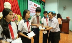 Trao 70 suất học bổng cho học sinh nghèo hiếu học trên địa bàn huyện Nhơn Trạch
