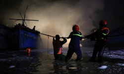 Đà Nẵng: 3 tàu cá đang neo đậu bất ngờ bốc cháy trong đêm