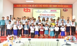 Hội Nhà báo tỉnh Kiên Giang trao 30 suất học bổng cho học sinh có hoàn cảnh khó khăn
