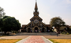 Kiến trúc độc đáo nhà thờ gỗ Kon Tum hớp hồn du khách