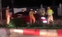Nghệ An: Tài xế ô tô vi phạm nồng độ cồn, bất chấp nguy hiểm quay đầu thông chốt