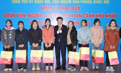 Tổng Thư ký, Chủ nhiệm Văn phòng Quốc hội Bùi Văn Cường tặng quà Tết công nhân Hải Dương
