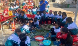 Mang Tết đầm ấm đến học trò nghèo vùng biên giới Kon Tum