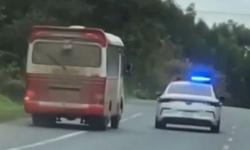 Lạng Sơn: Tài xế xe khách chạy quá tốc độ, tông ô tô của cảnh sát
