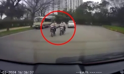 Cảnh sát Hà Nội đang truy tìm 2 thanh niên đi xe máy đạp người phụ nữ trên đường