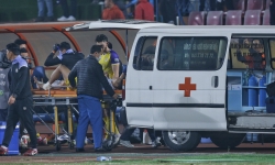 Tuấn Hải suýt gãy chân sau pha vào bóng nguy hiểm của cầu thủ Quảng Nam