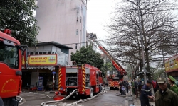 Hoàng Mai (Hà Nội): Cháy lớn tại cơ sở kinh doanh dịch vụ tiệc cưới, lan sang nhà bên cạnh